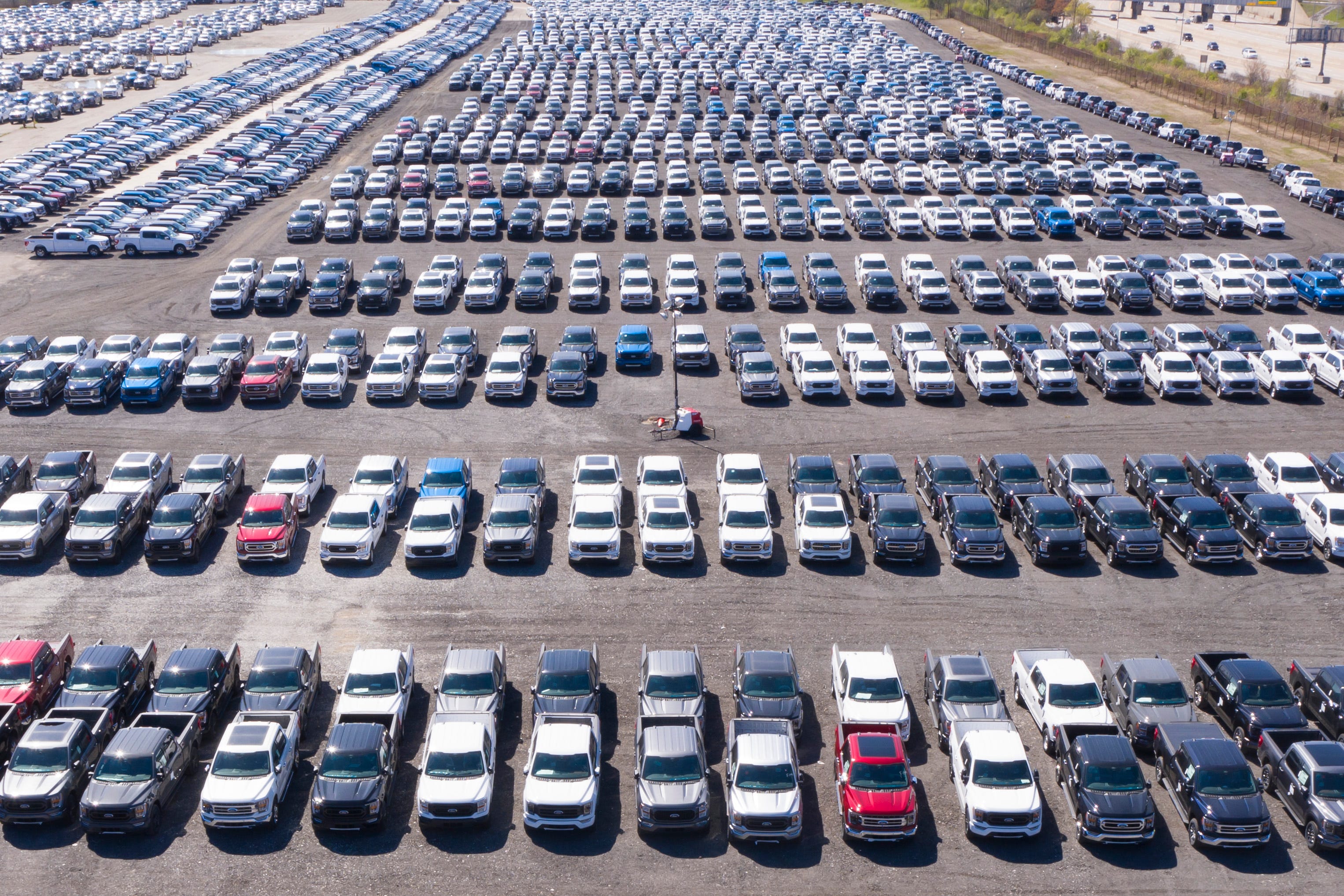 Image of cars on lot. motormindz is a venture consultancy​ for the automotive industry​​. ​We advise and invest​ ​to create and scale​ ​new product ecosystems​. ​​​We provide ​automotive venture consulting​​ for startups, OEMs and dealers.​